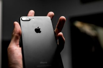 Apple advierte a los usuarios de iPhone en 98 países sobre 'ataques de software espía mercenario'