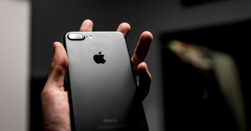 Apple advierte a los usuarios de iPhone en 98 países sobre 'ataques de software espía mercenario'