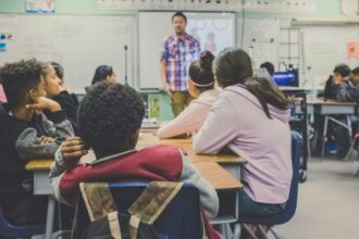 La ley de California exige que las escuelas limiten o prohíban el uso de teléfonos por parte de los estudiantes (U)